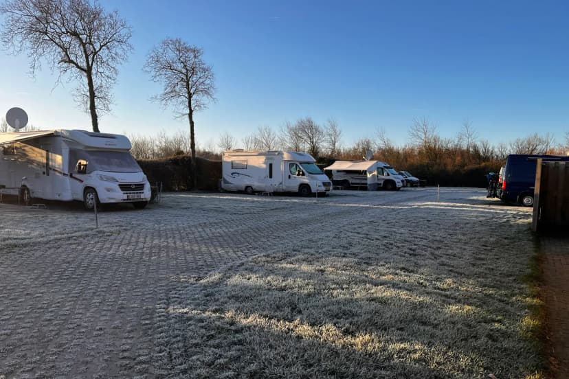 Gezellige caravan in de winter