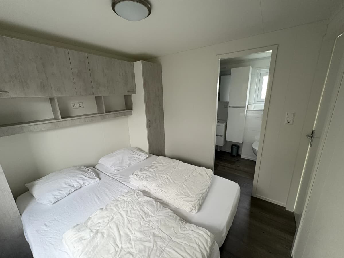 slaapkamer met badkamer en suite